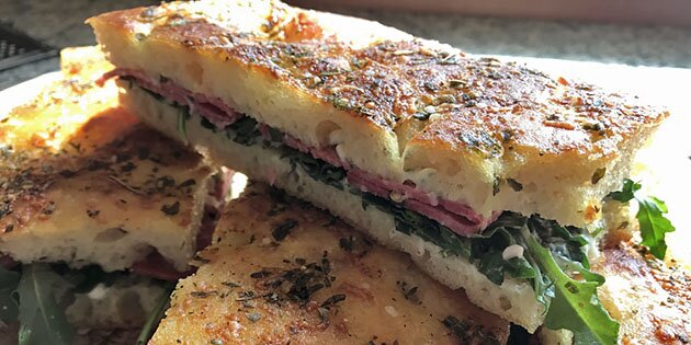 Rucola, pølse og en skøn basilikummayo gør disse focaccia sandwich mega lækre.