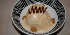 Her er isen pyntet med karamelspiraler.