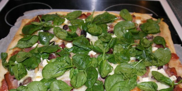 Flot og farverig ser pizzaen ud, når parmaskinken toppes med grøn spinat.