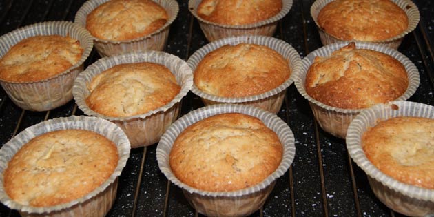 Appetitlige og gyldne: Muffins med æbler taget direkte ud af ovnen.