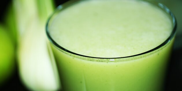 Den flotte, grønne juice med fennikel og pære i baggrunden.
