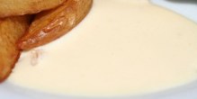 Her er hvidløgsmayonnaisen serveret sammen med ovnstegte bådkartofler.