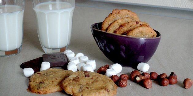 Sprøde cookies med skumfiduser, nødder og chokoladestykker.