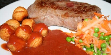 Her er rødvinssaucen serveret til en god bøf, kartoffelkugler og gulerodssalat.