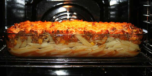 Her er pastaretten i ovnen, så osten kan smelte og blive gylden.