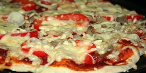 Hjemmelavet pizza med champignon, rød peber, løg og pepperoni.