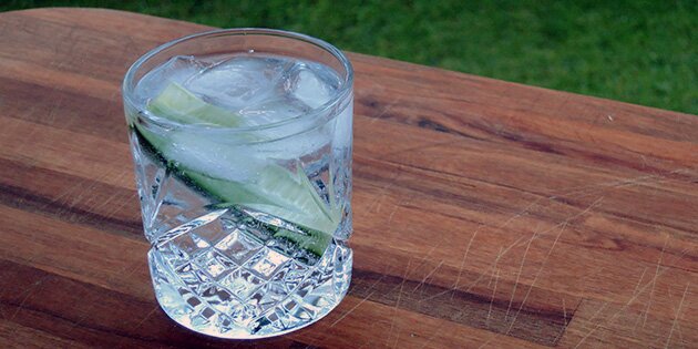 Når gin og tonic laves med agurk, kan man med fordel bruge Hendrick's og Schweppes