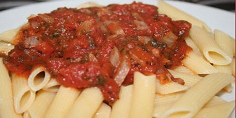 Her er tomatsovsen serveret til pasta penne.