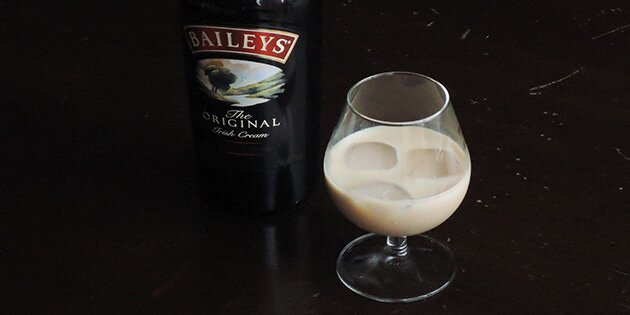 Skøn og simpel drink: Baileys serveret på isterninger