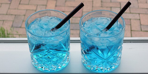 Flot og festlig blå drink med curacao, gin og tonic