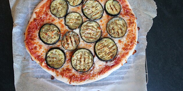Lækker vegetarisk pizza med tomatsauce, revet mozzarella og aubergine.