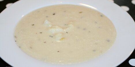 Suppen kan evt. blendes med halvdelen af blomkålen for at få en mere cremet konsistens.