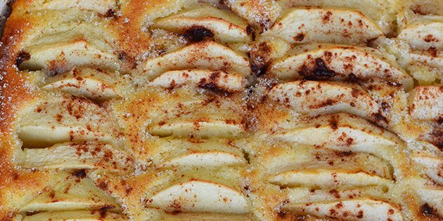 Super svampet æblekage bagt i en bradepande, så der er nok til mange