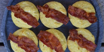 Dejlige æggemuffins med blomkål indeni og bacon på toppen