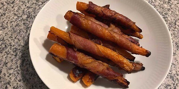Lækre gulerødder med sprød bacon omkring – det smager bare godt!