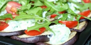 Græsk inspireret salat med aubergine og tzatziki.