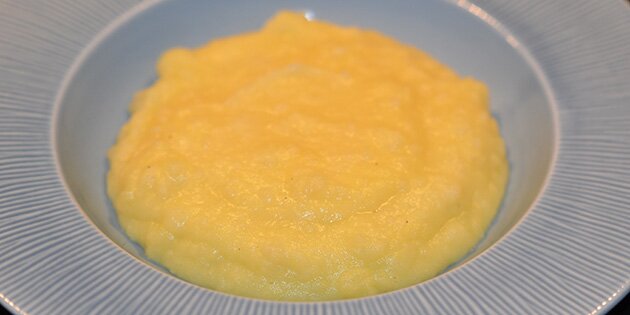 Hjemmelavet kartoffelmos med æg og smør.