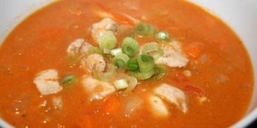 Suppen har en glimrende krydderisammensætning og fylde fra kokosmælk samt kylling.