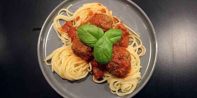 Lækker opskrift på spaghetti med kødboller i tomatsovs, der faktisk er nem at lave.