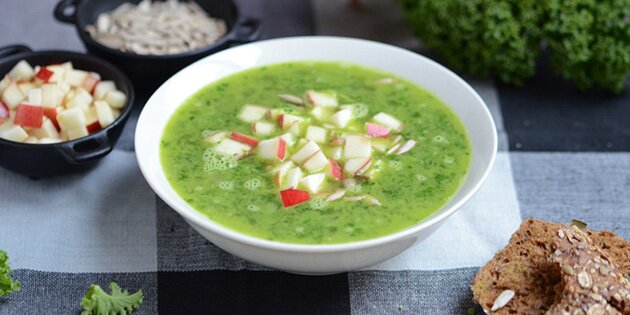 Den grønne suppe gør det godt i selskab med lidt knas.