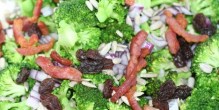 Broccolisalat med bacon, rødløg og rosiner