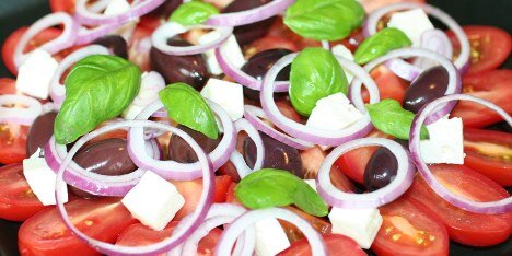 Brug nogle gode solmodne tomater, ligesom dem man får på en ferie i Grækenland. Det betyder meget for tomatsalatens smag.