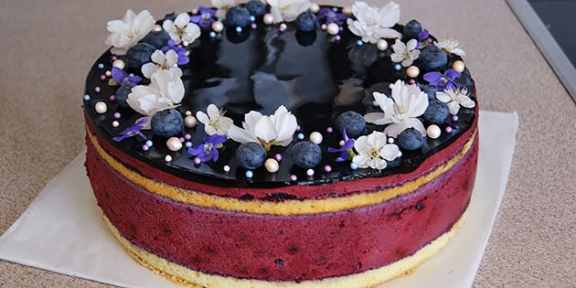 Virkelig smuk lagkage med blåbær og cremet chokolademousse