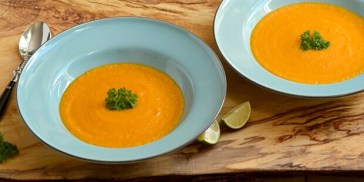 Suppen er super enkel, og kombinationen af rød karrypasta, gulerødder og løg sørger for masser af smag.