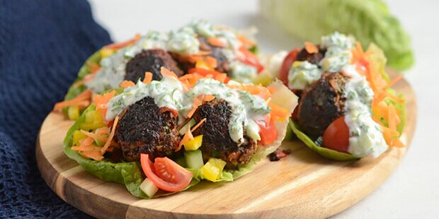 Salat wrapsene er super sunde og fyldt med kødboller, lækker dressing og dejlige grøntsager.