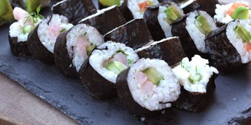 Simpelt og lækkert er essensen af disse hjemmelavede sushi med rejer