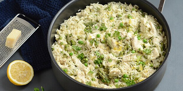 Nem og lækker one pot med kylling, ris, asparges og ærter - en frisk og uimodståelig kombi.
