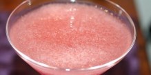 Forfriskende cocktail med tranebærsaft.