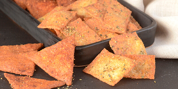 Sprøde, nemme og mega lækre - de her keto chips er en helt suveræn snack.