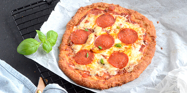 Med mozzarella og mandelmel får man en sprød bund, præcis som man kender den fra almindelig pizza