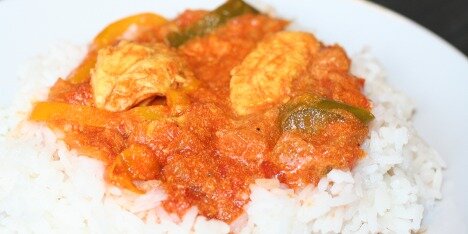 Tikka masala kan f.eks. serveres med ris og/eller naanbrød.