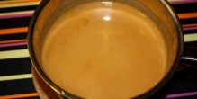 Whiskysaucen med dens karakteristiske gyldne farve.