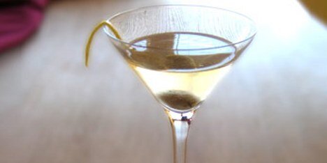 Dry Martini med grøn oliven og lidt citronskal.