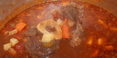 Gammeldags osso buco simrer i gryden.