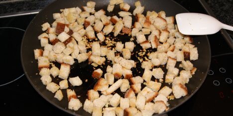 Croutonerne med hvidløg er super gode ovenpå enhver salat.