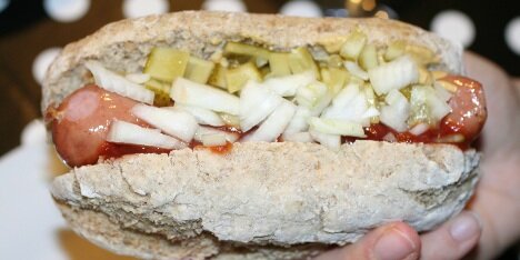 En hotdog med hjemmelavede brød.