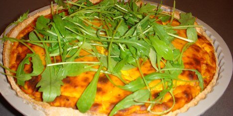 Tærten med lidt rucola og ricotta ost på toppen.