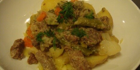 Her er retten serveret med kartofler.