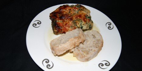 Her serveret med brød.