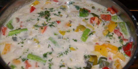 Den lækre fiskegryde står og simrer, så smagen bliver ekstra intens.