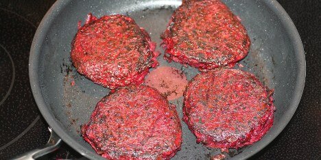 Bøfferne steges på panden.