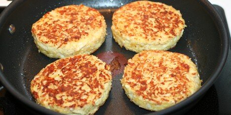 Bøfferne steges i smør på panden.