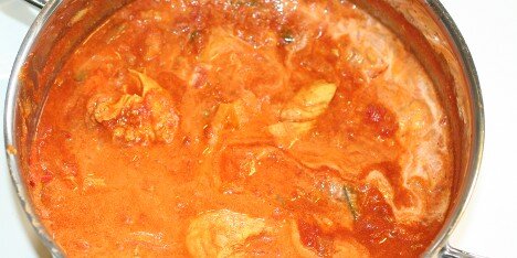 Kylling og grøntsager simrer i gryden.