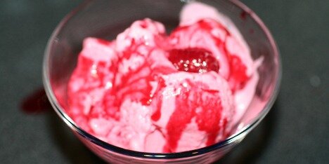 Hindbærsovs på toppen.