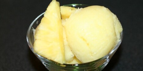 Pyntet med et stykke ananas.