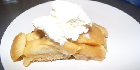 Det er mega lækkert at servere tærten med vaniljeis til.